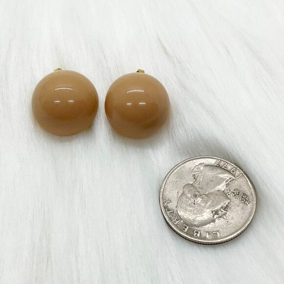 🔮 5/$25 Vintage 1950s 1960s‎ Clip On Tan Round Domed Button Earrings - Picture 3 of 6